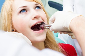 young girl getting her tooth extracted