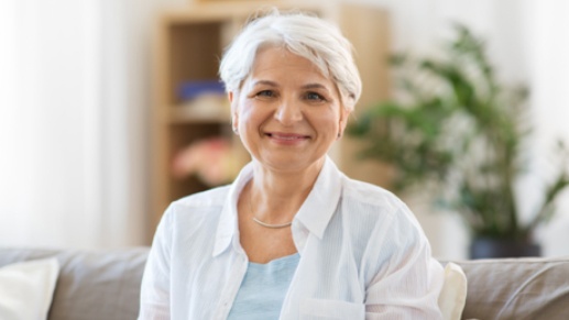 Mujer sentada en el sofá sonriendo