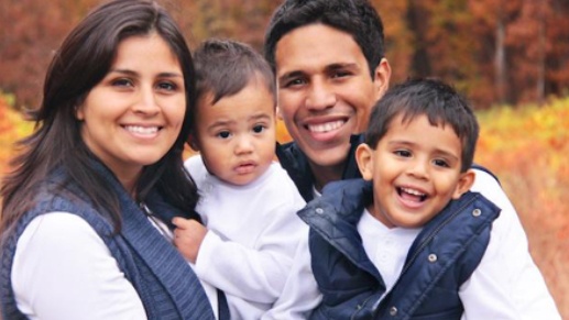 Retrato de una familia sonriente