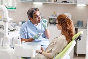 Columbia dentist explaining wisdom tooth extractions
