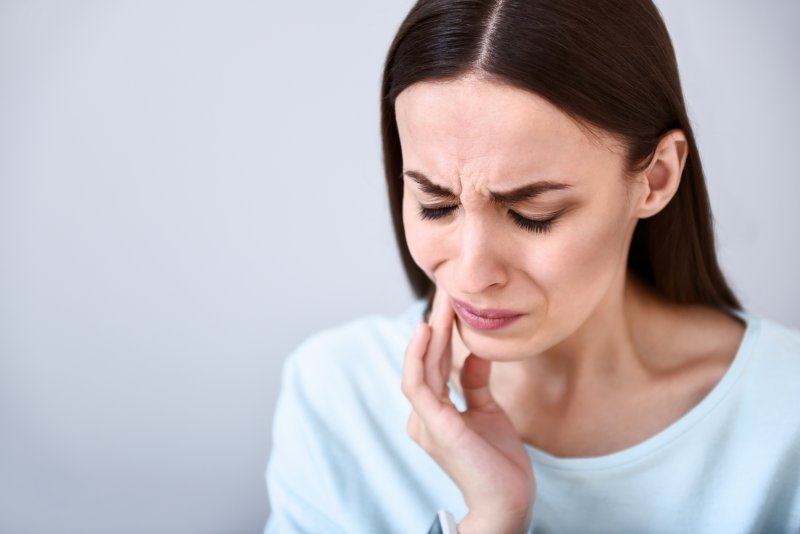 A woman with a popping or clicking jaw