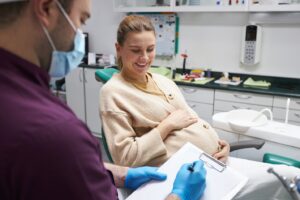 pregnant woman visiting her dentist